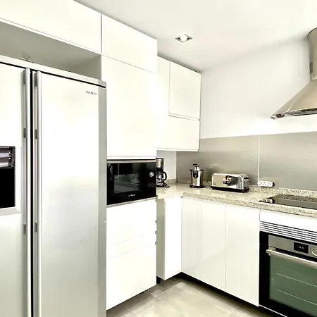 Superior 3 Bedroom Center Close To Appartamento